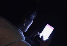 La lumière bleue avec les smartphone & co. : quelles sont les conséquences ?