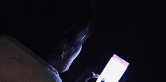 La lumière bleue avec les smartphone & co. : quelles sont les conséquences ?