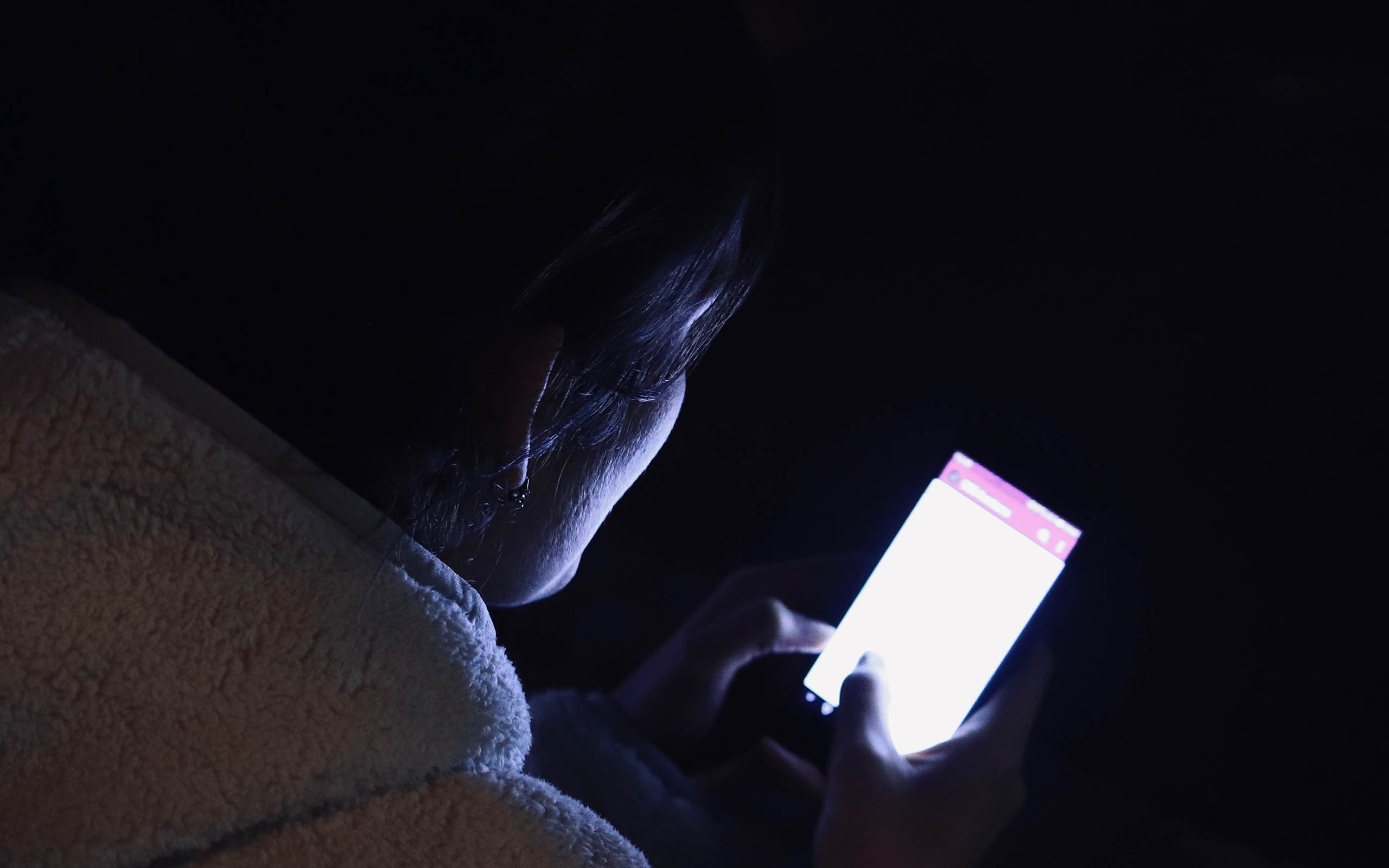 La lumière bleue avec les smartphone & co. : quelles sont les